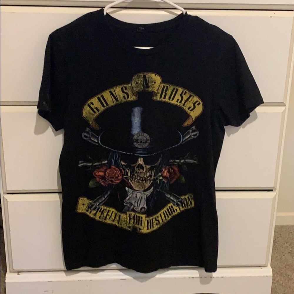 black, guns and roses tee.